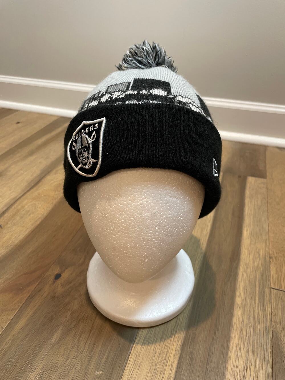 New Era Beanie One Size Gray Black NFL Raiders Knit Hat Embroidered Logo EUC